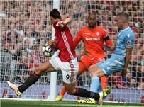 م حترفين بالفيديو مانشستر يونايتد يتعثر على ملعبه وستوك سيتي يحقق نقطة ثمينة في غياب رمضان