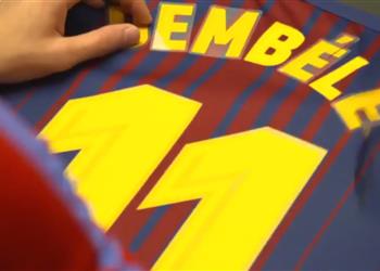 ديمبيلي يرتدي قميص ارتده أساطير في برشلونة