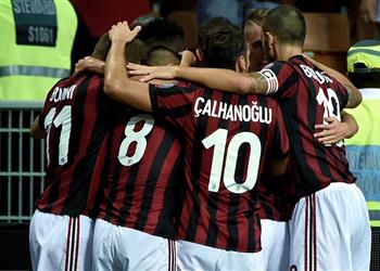ميلان يتخطى عقبة كالياري بثنائية في الكالتشيو