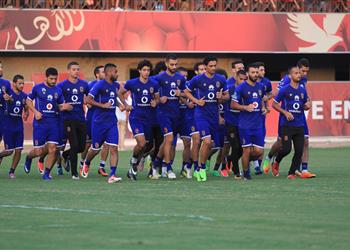 الأهلي يؤدي صلاة الجمعة بفندق الإقامة وطبيب الفريق يلقي الخطبة