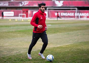 طبيب الأهلي يطمئن على صالح بين شوطي ودية الجونة