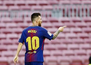 ميسي يقود برشلونة للفوز على لاس بالماس بغياب جماهير الكامب نو