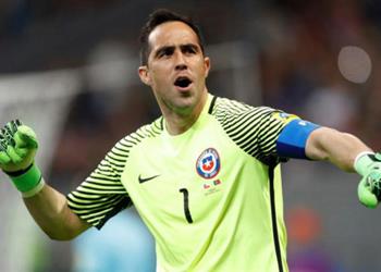 كأس القارات برافو يكشف عن حديثه مع لاعبي تشيلي قبل ركلات الترجيح