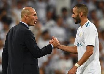 زيدان يرد على أسطورة برشلونة ويدافع عن بنزيما