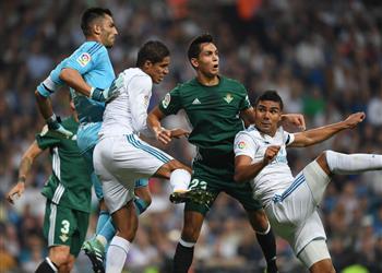 صحيفة مدريدية تنقد أداء كاسيميرو وكروس عقب السقوط أمام بيتيس