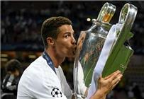 الكرة الذهبية دروجبا رونالدو يستحق الحصول على الكرة الذهبية لعام 2016