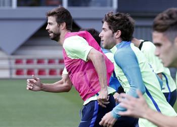 لعنة الإصابات بيكيه يغيب عن تدريبات برشلونة بسبب ألام المعدة