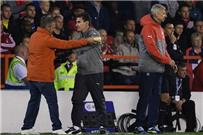 واقعة غريبة م شجع يقتحم الملعب من أجل إعطاء م درب آرسنال وجبة طعام