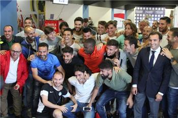 بالفيديو فرحة هيستيرية من لاعبي هيركوليس وكولتشورال بعدما أوقعتهم القرعة في مواجهة لريال مدريد وبرشلونة