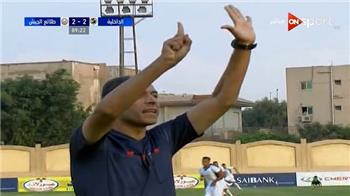 لقطة تحكيمية كوميدية تثير الدهشة في الدوري المصري