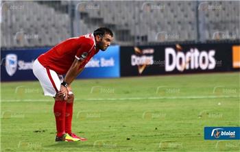 متعب يضع شريط طبي على الركبة