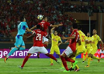 البطولة العربية لاعبو نصر حسين داي يهاجمون حكم مواجهة الأهلي بعد انتهاء المباراة