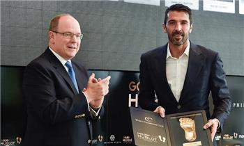 رسميا بوفون يتفوق على ميسي وكريستيانو ويفوز بجائزة القدم الذهبية لعام 2016