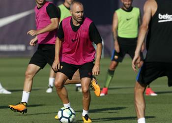 إنييستا يزف نبأ سارا لجماهير برشلونة