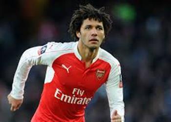 سوشيال_بطولات م حترفين جماهير آرسنال تنتقد النني تمريراته للخلف ولم يتمكن من الربط مع خط الهجوم وت طالب فينجر بعدم إشراكه بجانب كوكيلين