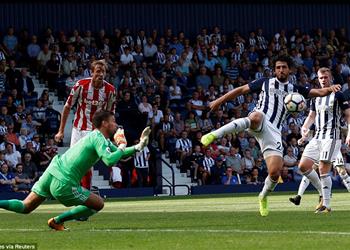 أبو تريكة يسخر من حجازي بعد خطأه أمام ستوك سيتي