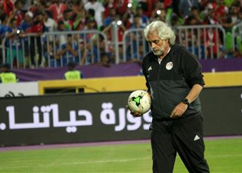 مصر في المونديال مدرب المنتخب يشبه عصام الحضري بـ القرد