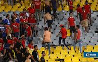 بالصور الالتراس يحطم مدرجات ملعب برج العرب ويصطدم بالأمن