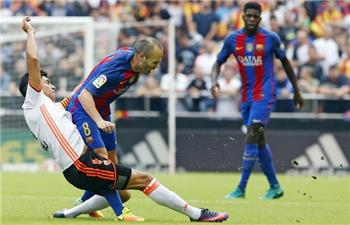 لعنة الإصابات صدمة لبرشلونة في الكلاسيكو وغياب إنييستاعن الملاعب حتى بداية عام 2017