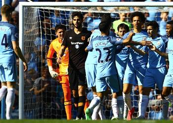 محترفين بالفيديو المحمدي يسجل في مرماه أثناء فوز مانشستر سيتي بثلاثة أهداف لهدف أمام هال سيتي