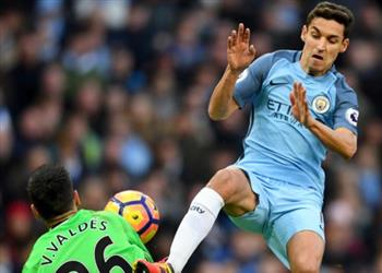 لعنة الإصابات صورة الحارس فالديز يتعرض لإصابة عنيفة أمام مانشستر سيتي ويكمل اللقاء