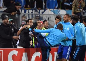 بالفيديو إيفرا يركل م شجع لمارسيليا يكلفه الإقصاء قبل مواجهة جيماريش