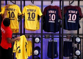 سان جيرمان يحصد مبالغ هائلة من مبيعات قميص نيمار