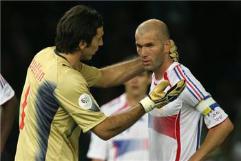 تصريحات بوفون زيدان لديه مستقبل مشرق في التدريب وأتعجب من الهجوم على بوجبا