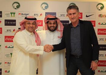 رسمي ا باوزا مدير ا فني ا للمنتخب السعودي في المونديال