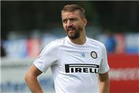 على الرغم من انتقاله هذا الصيف وكيل لاعب إنتر لديه ثلاث عروض للرحيل