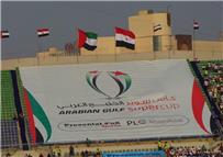 طاقم التحكيم يعاين أرضية الدفاع الجوي ويوجه التحية للجماهير المصرية