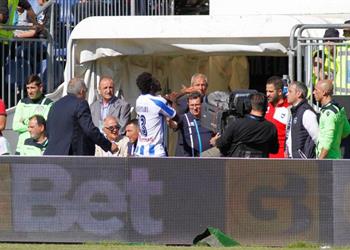 عنصرية مونتاري حصل على بطاقة صفراء وترك الملعب بسبب إبلاغ حكم اللقاء بهتافات جماهير كالياري ضده