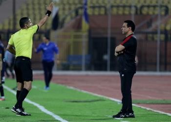 جماهير الأهلي تلقي الزجاجات على عاشور أثناء خروجه من الملعب