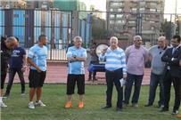 صورة مرتضى منصور يجلب درع الدوري لتدريبات الزمالك