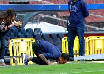 أخبار بالفيديو ألفيش يقبل شعار برشلونة على أرضية كامب نو قبل مباراته مع يوفنتوس