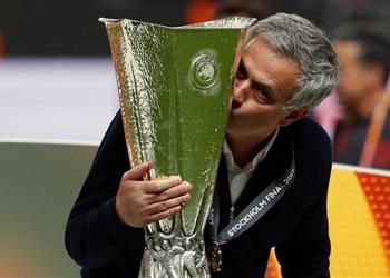 بطل اليوربا ليج فيديو احتفال مجنون من مورينيو مع نجله بالإنجاز الأوروبي رفقة مانشستر يونايتد