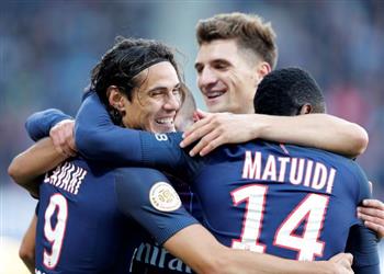 تصريحات كافاني قد أرتدي قميص نابولي مجدد ا بعد انتهاء عقدي في باريس سان جيرمان