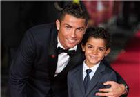 سوشيال_بطولات بالفيديو كريستيانو شارك كـ حامل للكرات في مباراة ابنه الصغير جونيور