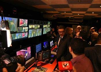 طاهر يعاين استوديوهات قناة الأهلي في ثوبها الجديد