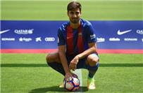 أول تصريح لأندريا جوميز بعد ارتدائه قميص برشلونة