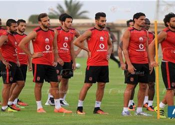 مران الأهلي خماسي الفريق يؤدي تدريبات تأهيلية