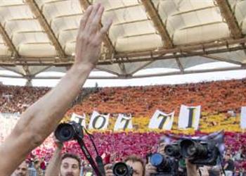 تصريحات لاعب ميلان وبرشلونة الأسبق توتي ليس أسطورة وقصته مع روما رومانسية