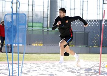 كيف ساهم أطباء برشلونة في عودة سواريز وتجنبه للتدخل الجراحي