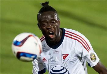 سوشيال_بطولات بالفيديو حكم يشهر البطاقة الصفراء في وجه لاعب والسبب طريقة احتفاله