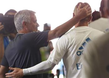 زيزو يتسلح بكروس امام حافلة مورينيو فى كأس السوبر الأوروبي