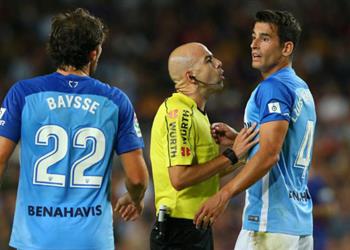 لاعب مالاجا هدف ديولوفيو الكرة خرجت بمسافة نصف متر