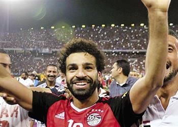 مسؤول المهمات في المنتخب صلاح والحضري يحملان شبكة كرات التدريبات دائم ا