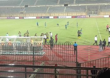 بالفيديو ميدو ينسحب أمام المقاصة بسبب التحكيم ومكالمة هاتفية تعيده للمباراة