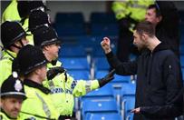 بالصور عملة معدنية تتسبب في معركة بين جماهير السيتي ويونايتد