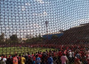 صور تدافع وإصابات بـ جروح وكسور في زحام جماهير الأهلي بـ التتش